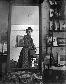 [1] fotografisches Selbstporträt einer unbekannten Frau um 1900