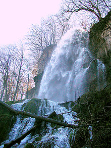 [1] Das Wasser stürzt mit Getöse zu Tal