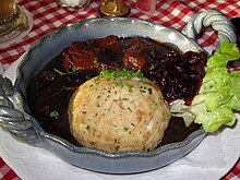 [1] Knödel mit Gulasch