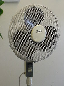 [1] ein Ventilator