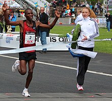[6] der Kenianer Victor Kipchirchir beim Durchlaufen des Bandes als Sieger des GöteborgsVarvet 2012