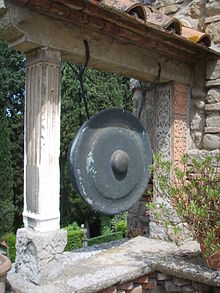 [1] ein Gong