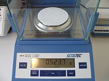 [1] Waage für Gewichtsbestimmungen von 0,01 bis 220 Gramm
