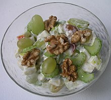 [2] ein Salat mit Walnüssen und Weintrauben, der Waldorfsalat