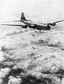 [1] Flieger während eines Bombenangriffs