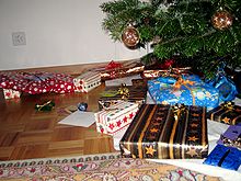 [1] die Weihnachtsgeschenke liegen unter dem Weihnachtsbaum