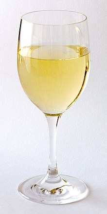 [1] Ein Glas mit Weißwein