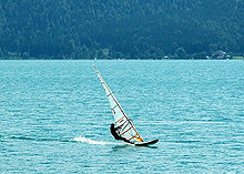 [2] Surfer auf einem See