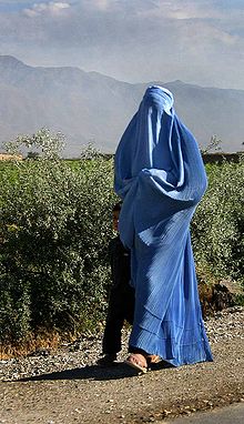 [1] afghanische Frau in Burka