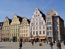 [1] Häuser, die mit ihren Giebeln zur Straße stehen