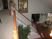 [1] ein hölzernes Geländer an einer Treppe