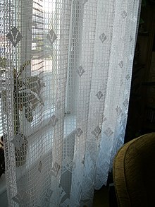 [1] weiße Gardine vor einem Fenster