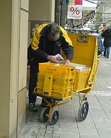 [1] deutscher Postler bei der Arbeit